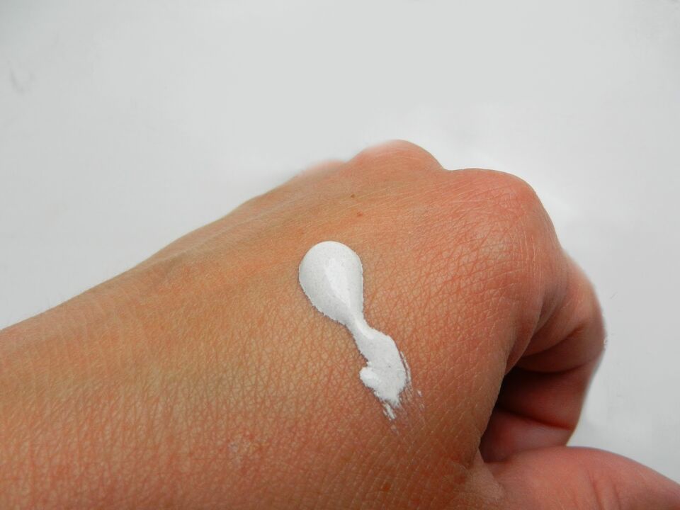 Foto vun der intenskin Crème op der Hand vun der Iwwerpréiwung vum Elizabeth aus Dublin